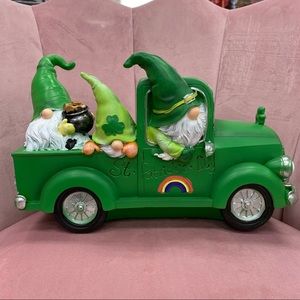 St Patrick’s ☘️ Day Gnome Farmhouse Truck 🛻 NWT